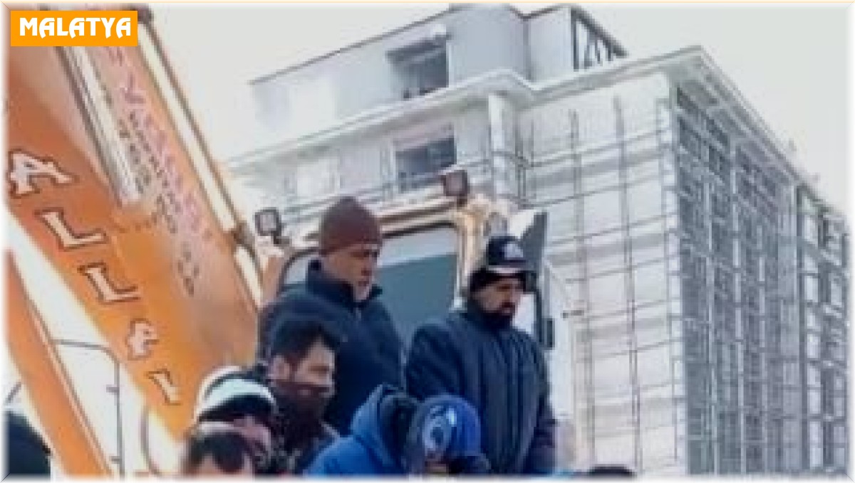 Çinli arama kurtarma ekibinden enkaz altından cansız çıkardıkları depremzedeye son veda