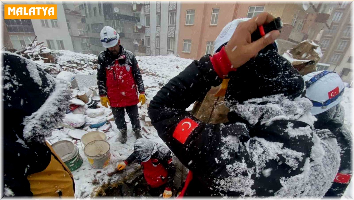 Çinli arama kurtarma görevlilerine otlu peynir ikram etmişlerdi, yeni görüntüleri çıktı