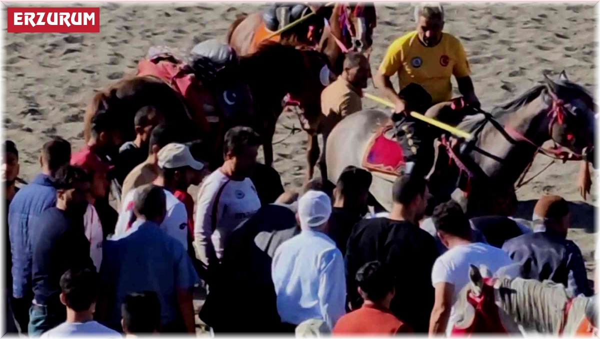 Cirit müsabakasında atlar çarpıştı, yerde kalan sporcunun üzerinden at geçti