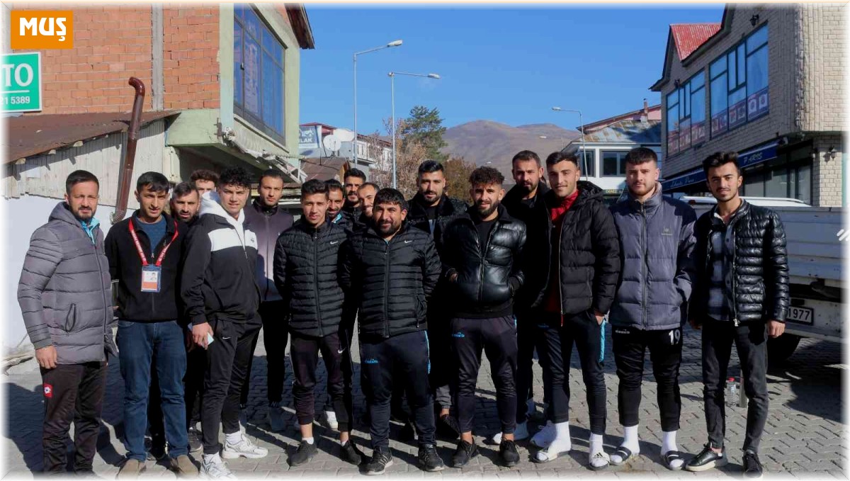 Cizre Spor'un oyuncuları Varto'yu gezdi