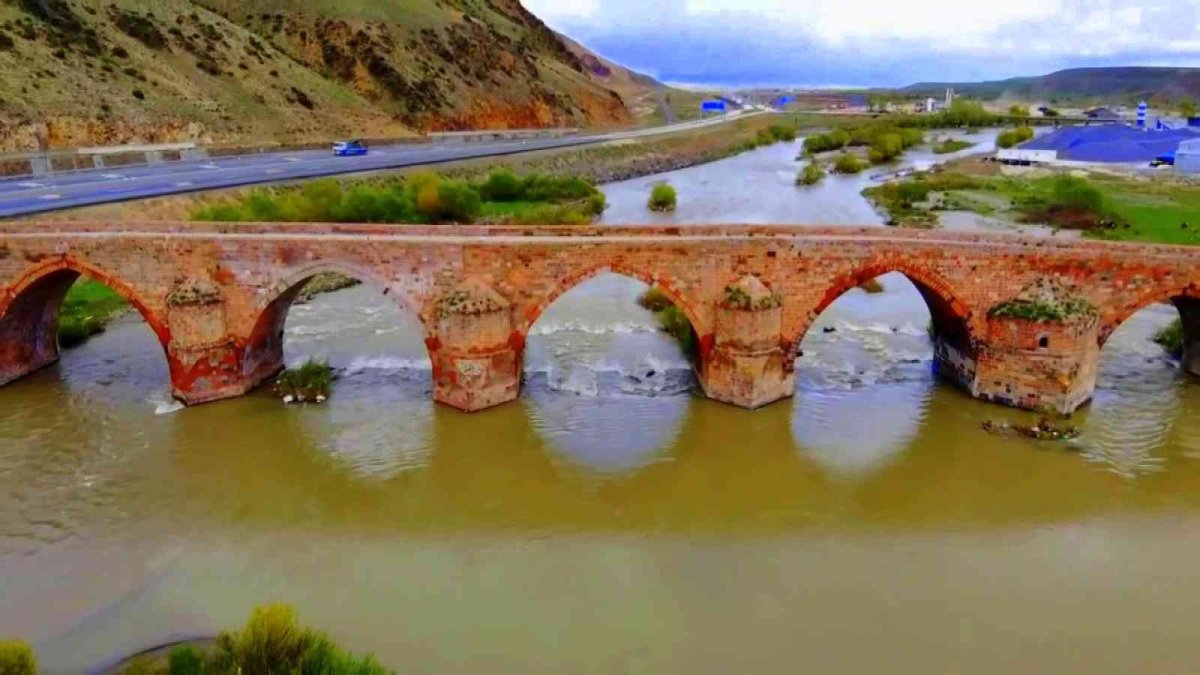 Çobandede Köprüsü ilk günkü ihtişamıyla göz kamaştırıyor