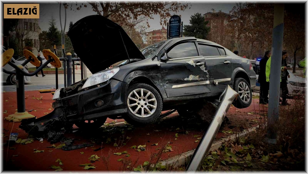 Çocuğa çarpmamak için direksiyonu kırdı, direğe çaptı: 3 yaralı