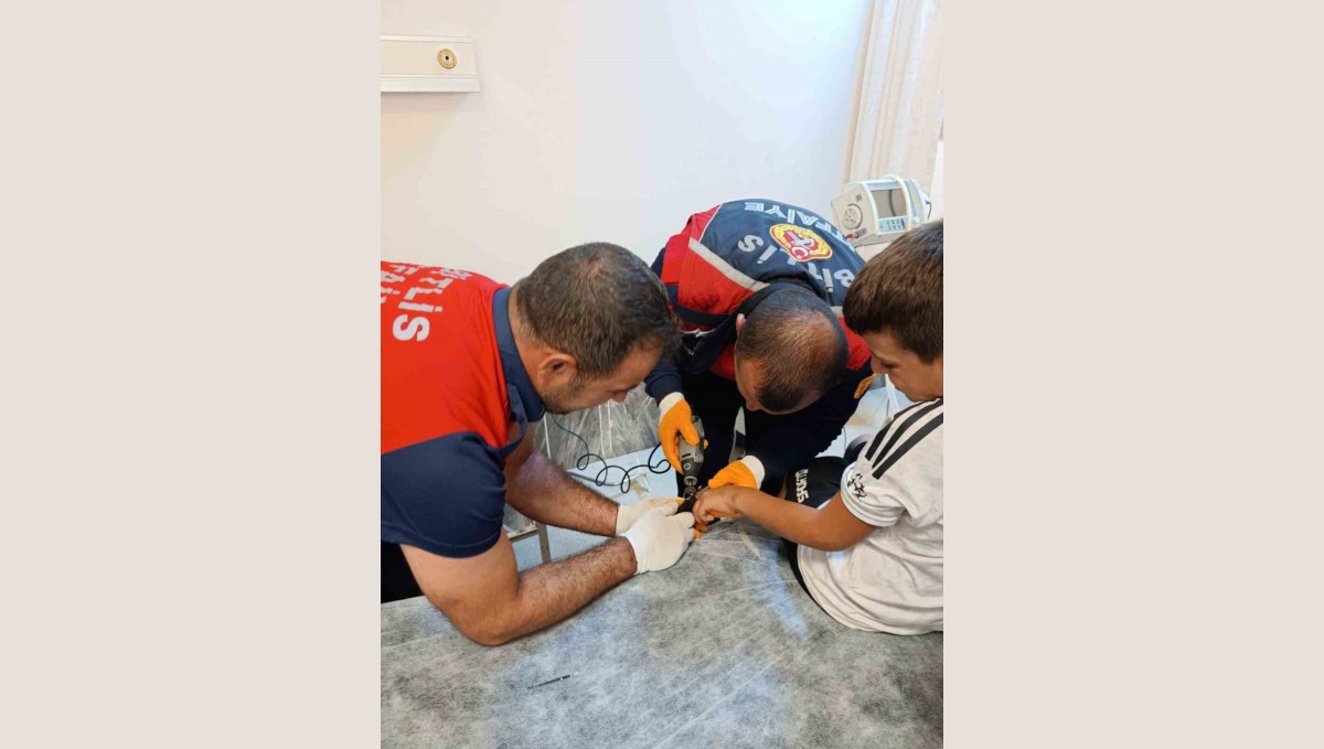 Çocuğun demir boruya sıkışan parmağını kurtarmak için itfaiye seferber oldu