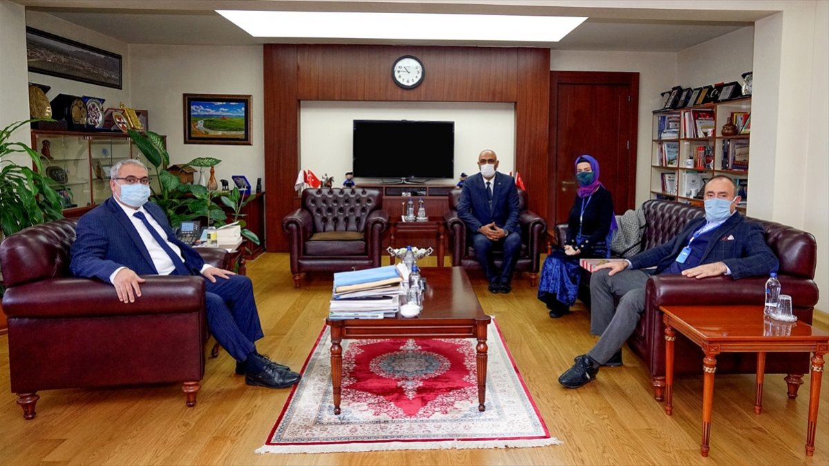 Çocuk Oyunları ve Spor Kulüpleri Federasyonu Başkan Yardımcısı İsot, Muş Valisi Gündüzöz'ü ziyaret etti