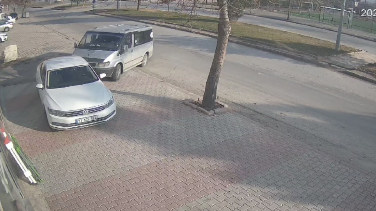 Çocuk sürücü park halindeki otomobile çarptı: O anlar kamerada