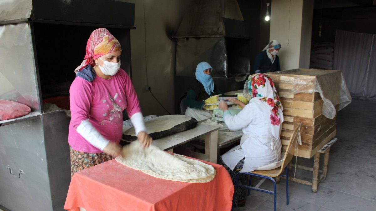 Çocuk yaşlarda öğrendiği tandırda ekmek pişirme işi gelir kapısı oldu
