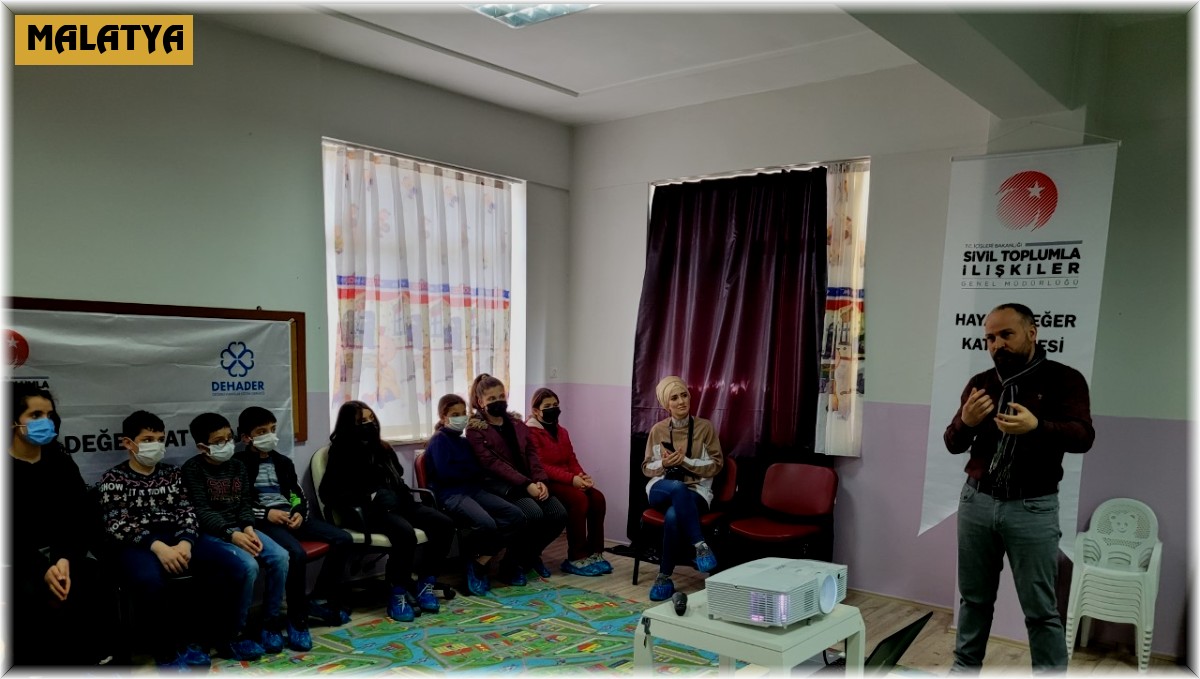 Çocuk yaşta fotoğraf çekmeyi öğreniyorlar