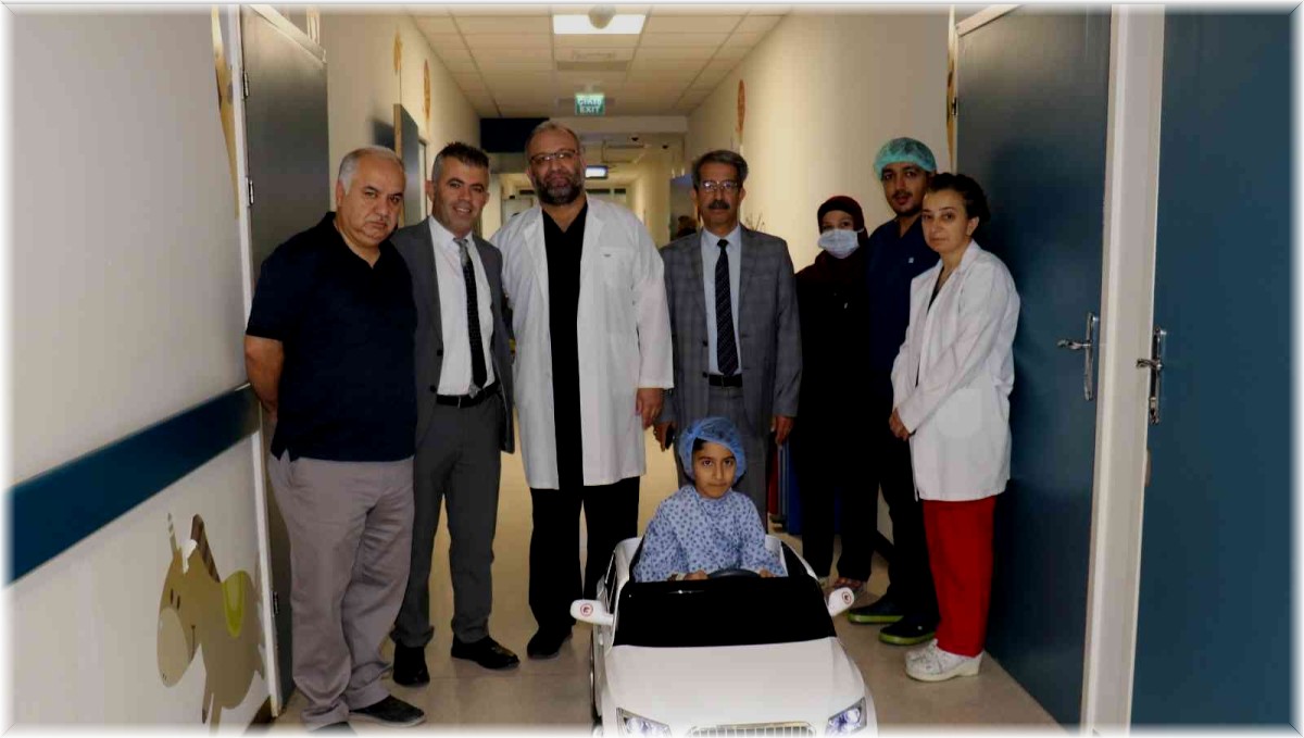Çocuklar ameliyata akülü araba ile gidiyor