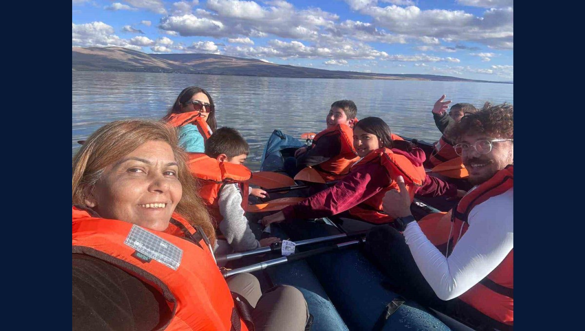 Çocuklar Çıldır Gölü'nde kanoyla tanıştı
