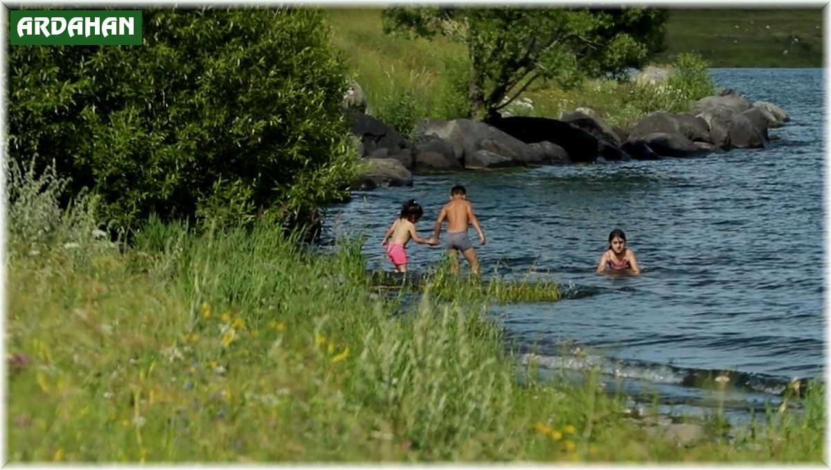 Çocuklar Çıldır Gölü'nde serinliyor