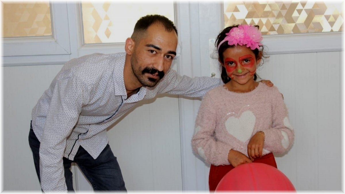 Çocuklar için engelleri aşıp köy köy geziyor