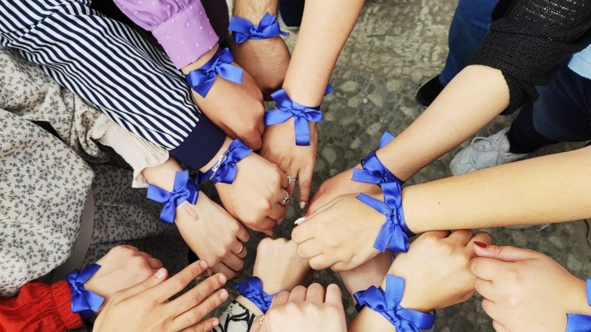 'Çocuklar için mavi kurdele tak'