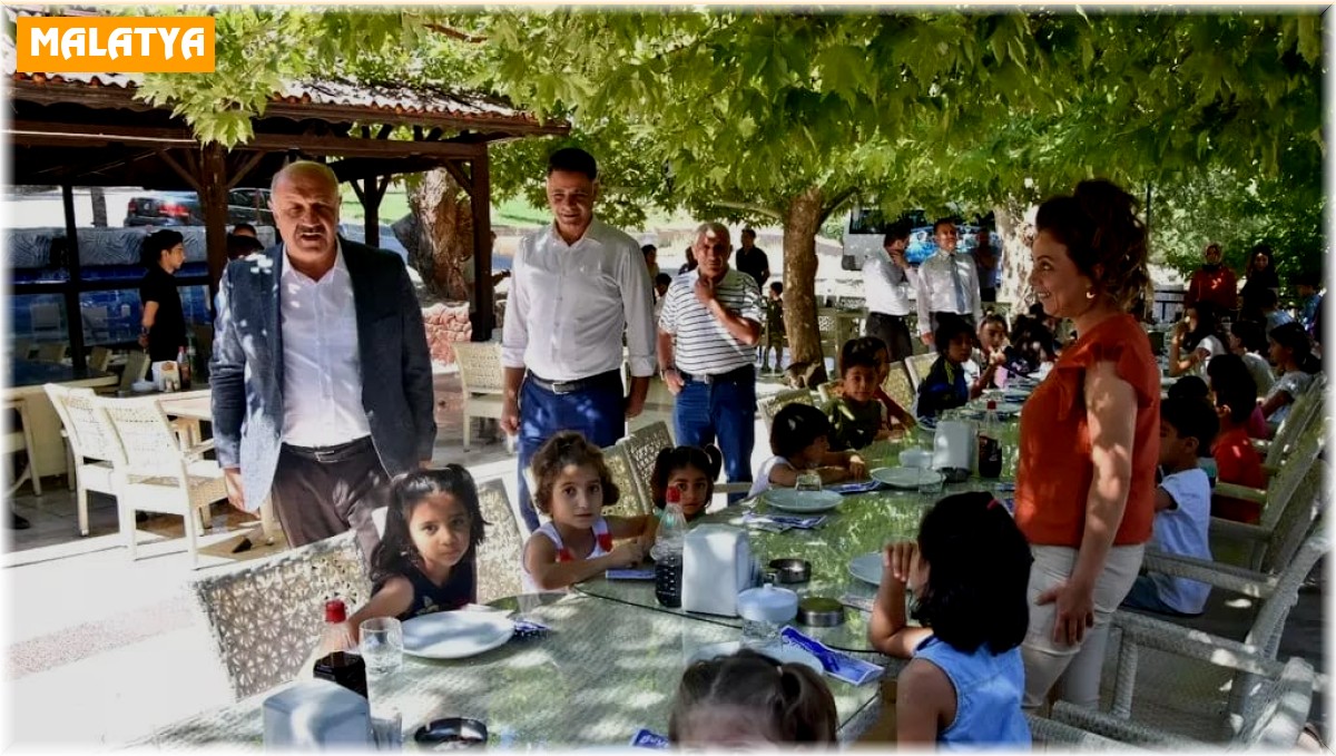 Çocuklar kahvaltıda bir araya gelip eğlendi