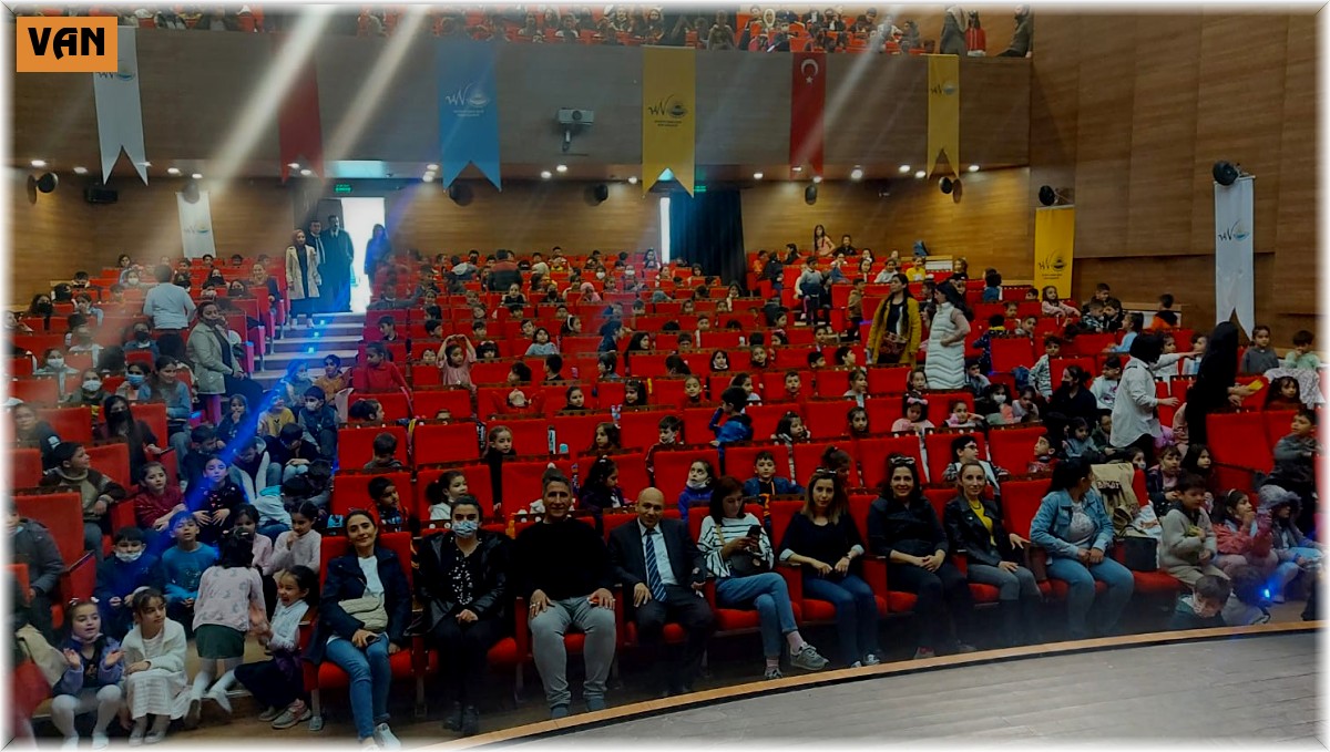 Çocuklar 'Palyaçolar Sokağı' ile eğlendi