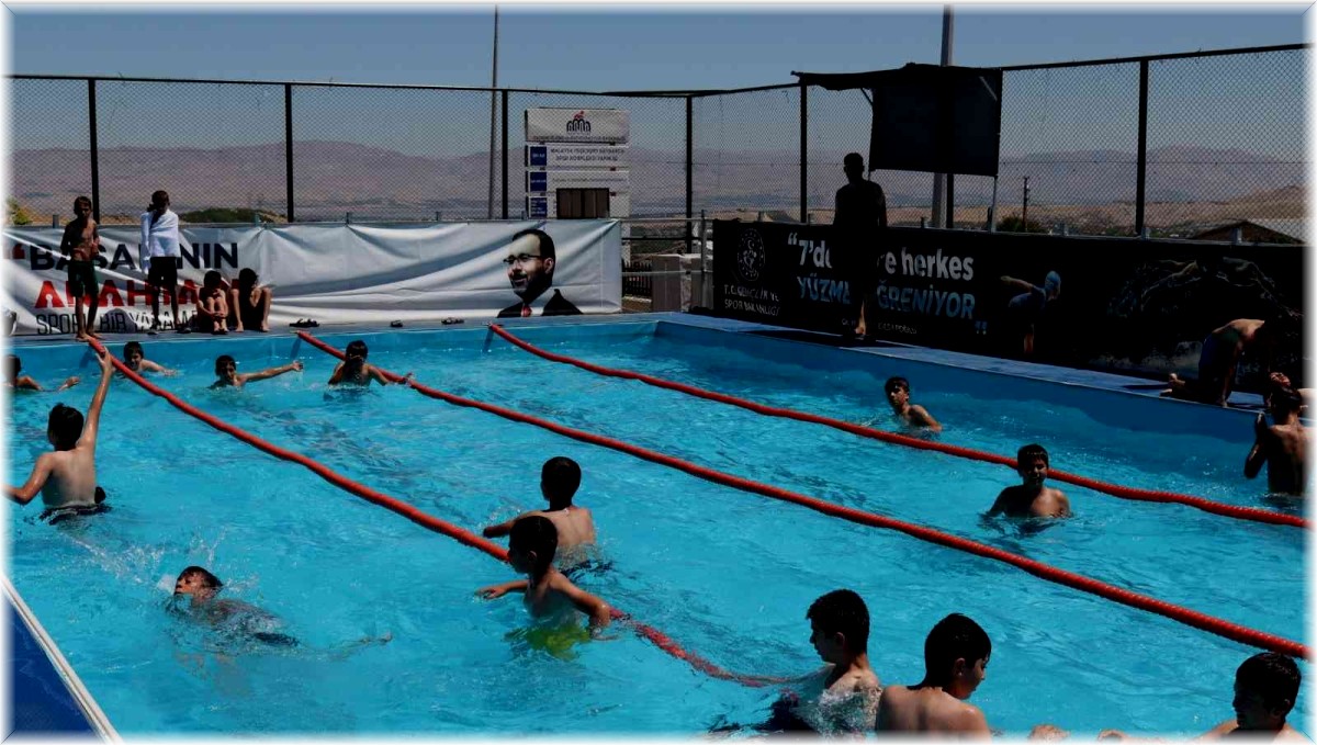 Çocuklar, portatif havuzla hem yüzme öğreniyor hem de serinliyor