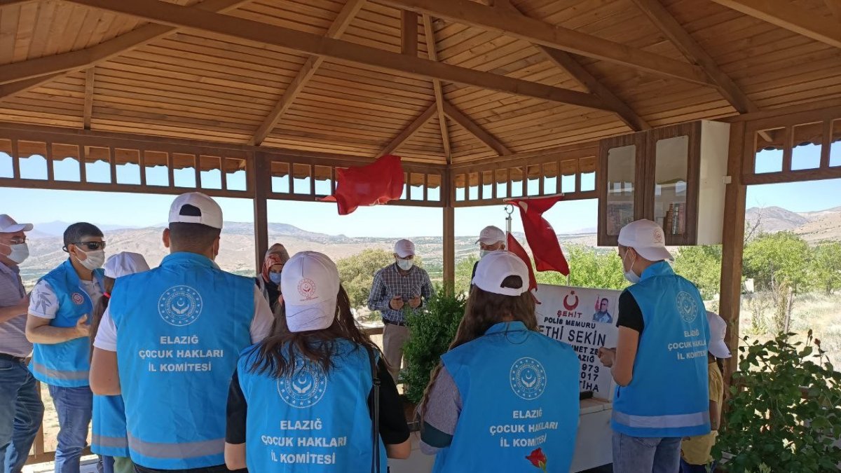 Çocuklar, şehit Fethi Sekin'in kabrini ziyaret edip, müzesini gezdi