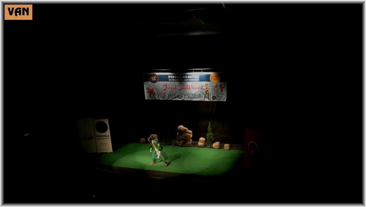 Çocuklar tiyatro oyunuyla doyasıya eğlendi