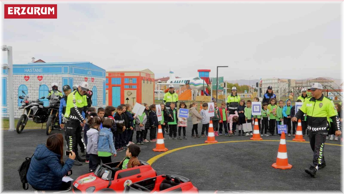 Çocuklar trafik kurallarını eğitim parkında uygulayarak öğreniyor