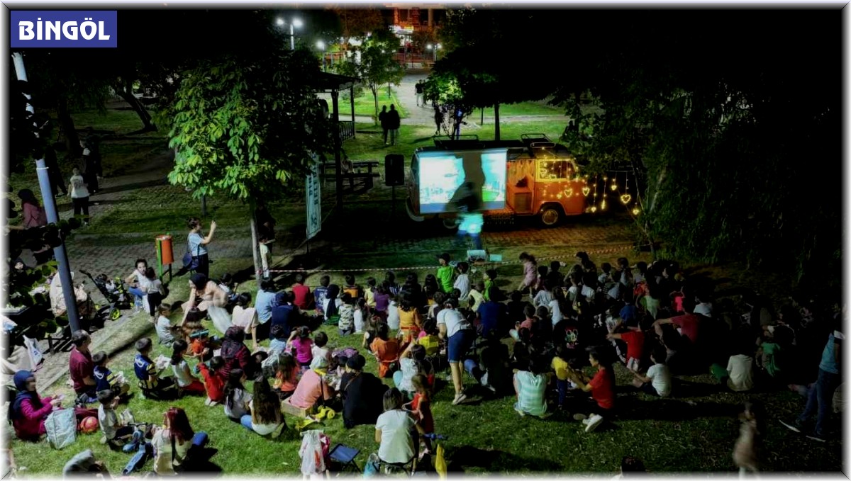 Çocuklara açık hava sinema keyfi