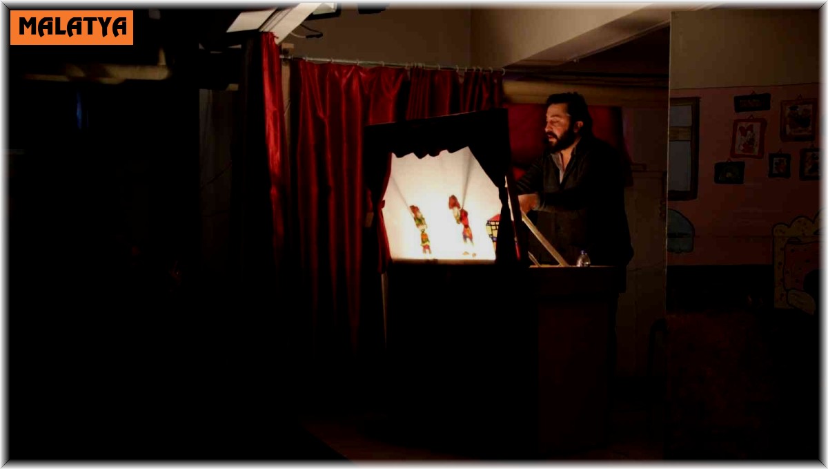 Çocuklara geleneksel oyunlar gösterisi