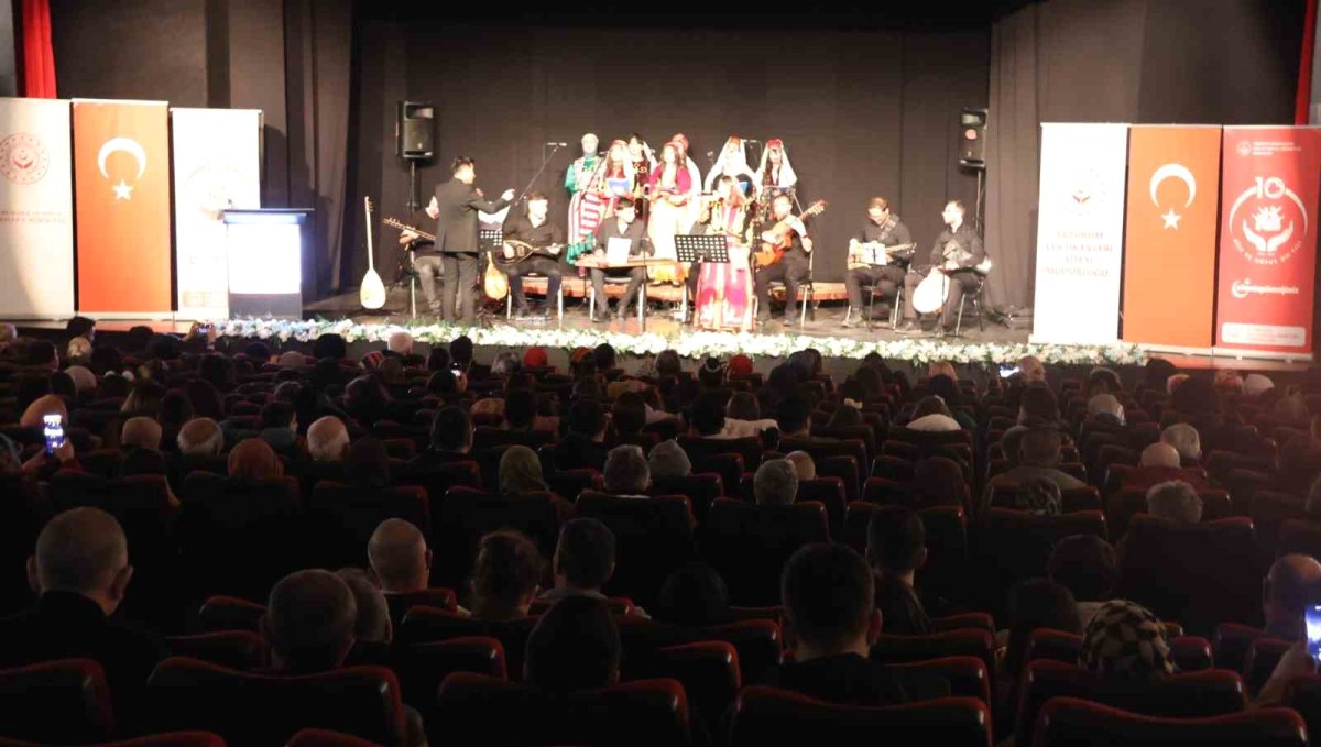 Çocuklardan duygu dolu türkü konseri