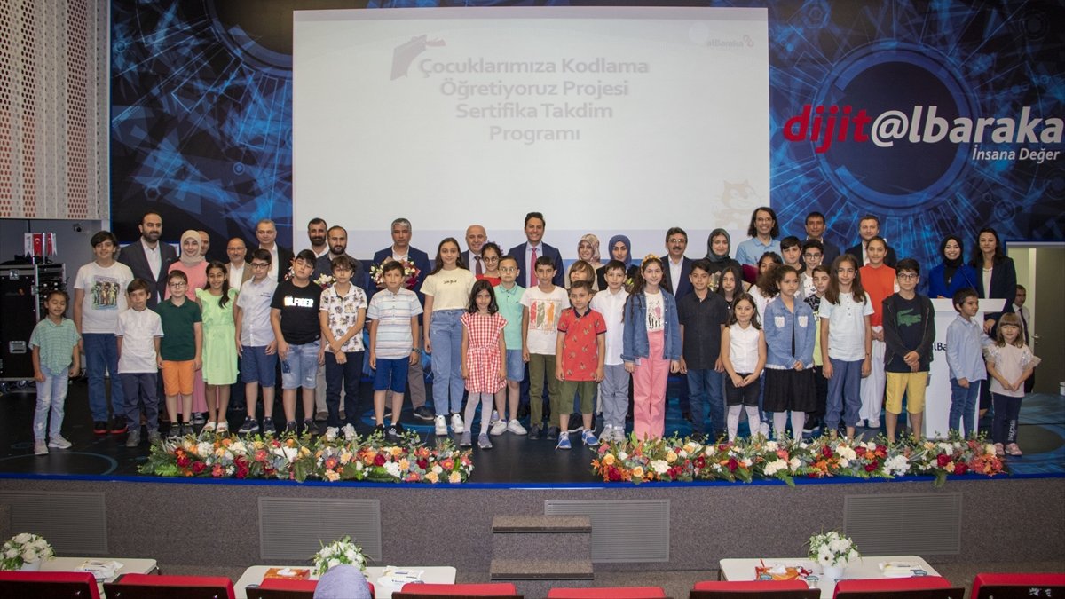 "Çocuklarımıza Kodlama Öğretiyoruz Projesi" ilk mezunlarını verdi