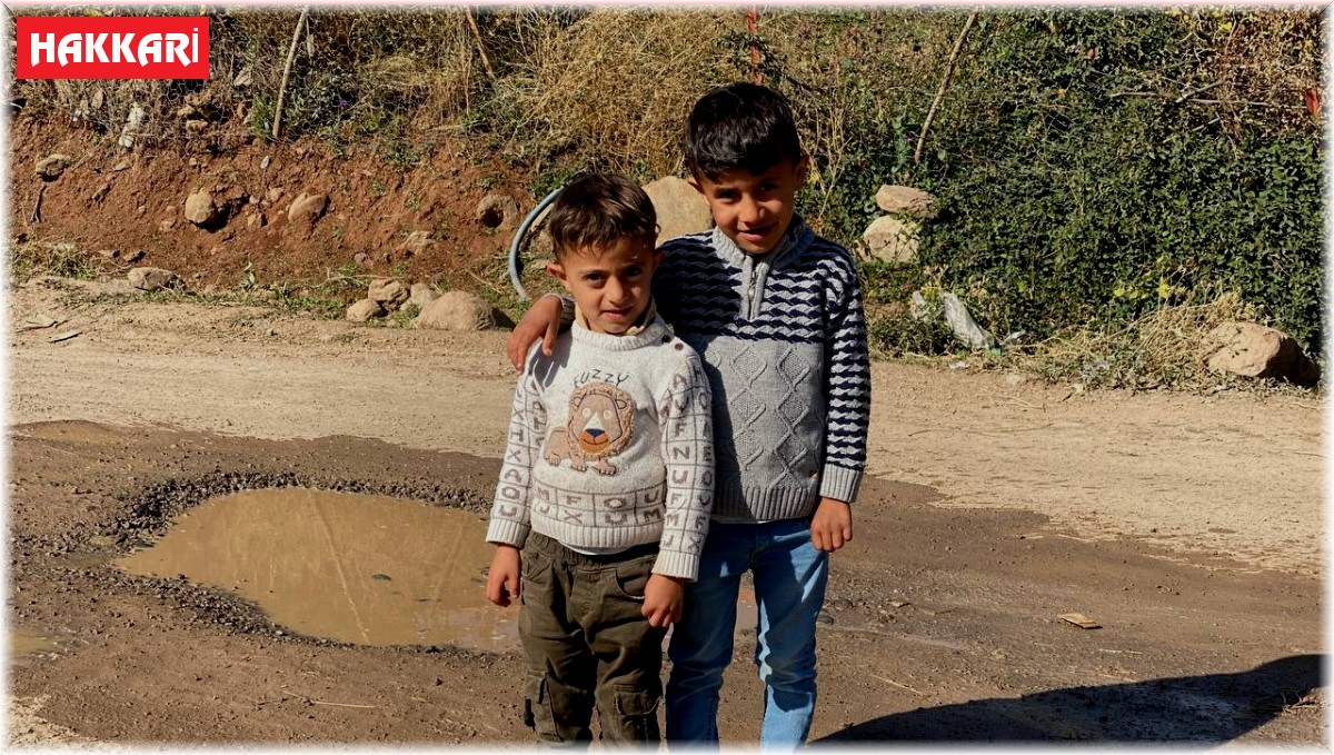 Çocukların çamurlu suda oynaması gülümsetti