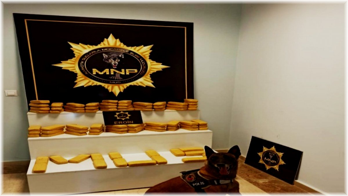 Çocukların içinde bulunduğu araçla eroin taşıyan çift polise yakalandı