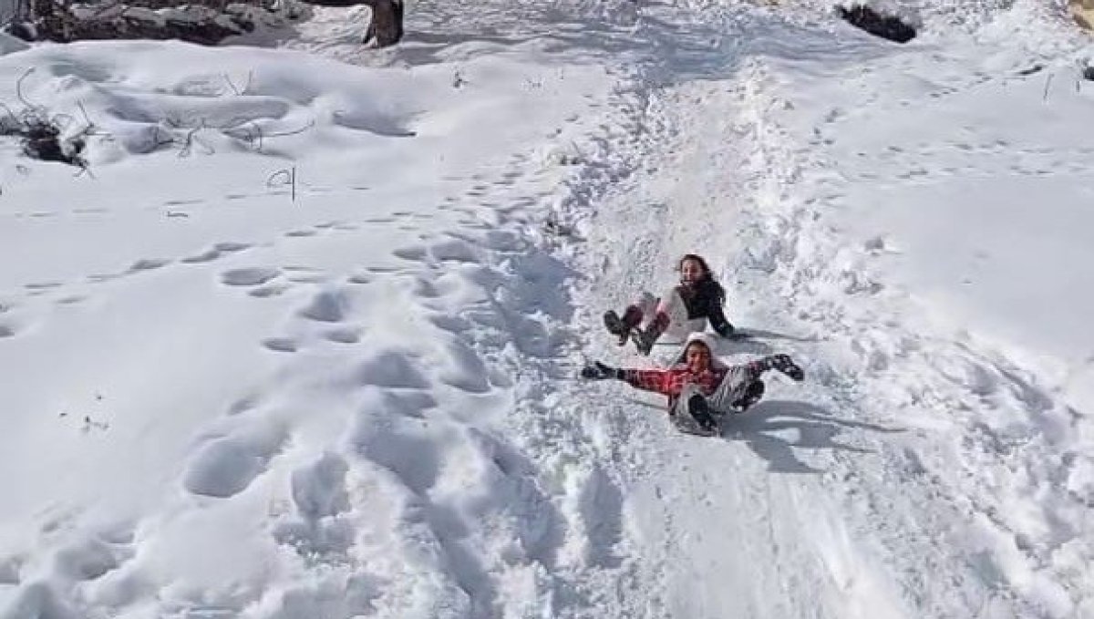 Çocukların karın keyfini tepsi ve bidonlarla çıkardı