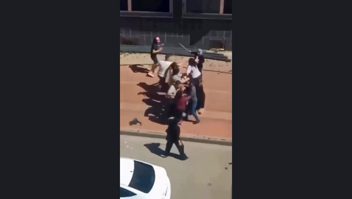 Çocukların kavgasına aileler karıştı: Kadınlar saç baş birbirine girdi