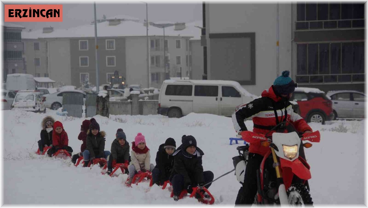 Çocukların kros motorlu kızak keyfi