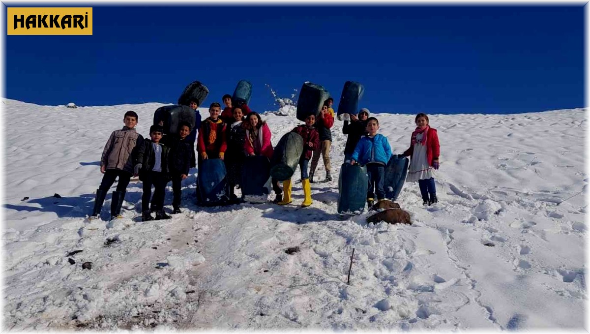 Çocukların su bidonuyla kayma keyfi