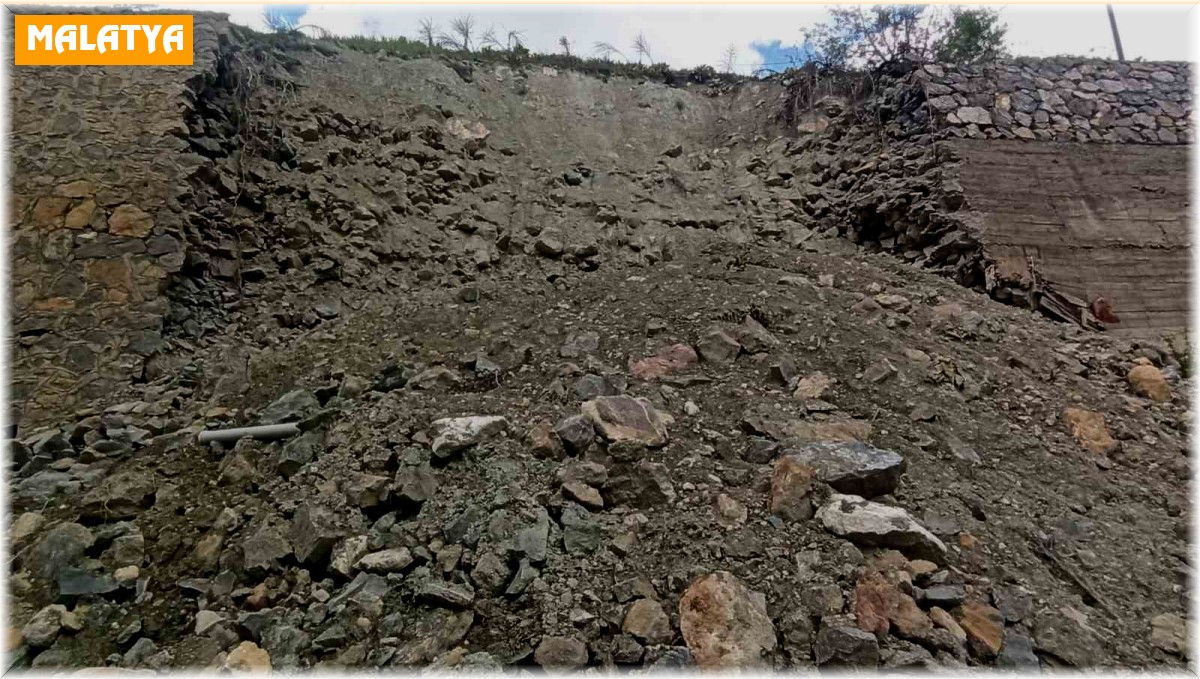 Çöken istinat duvarı tehlike oluşturuyor