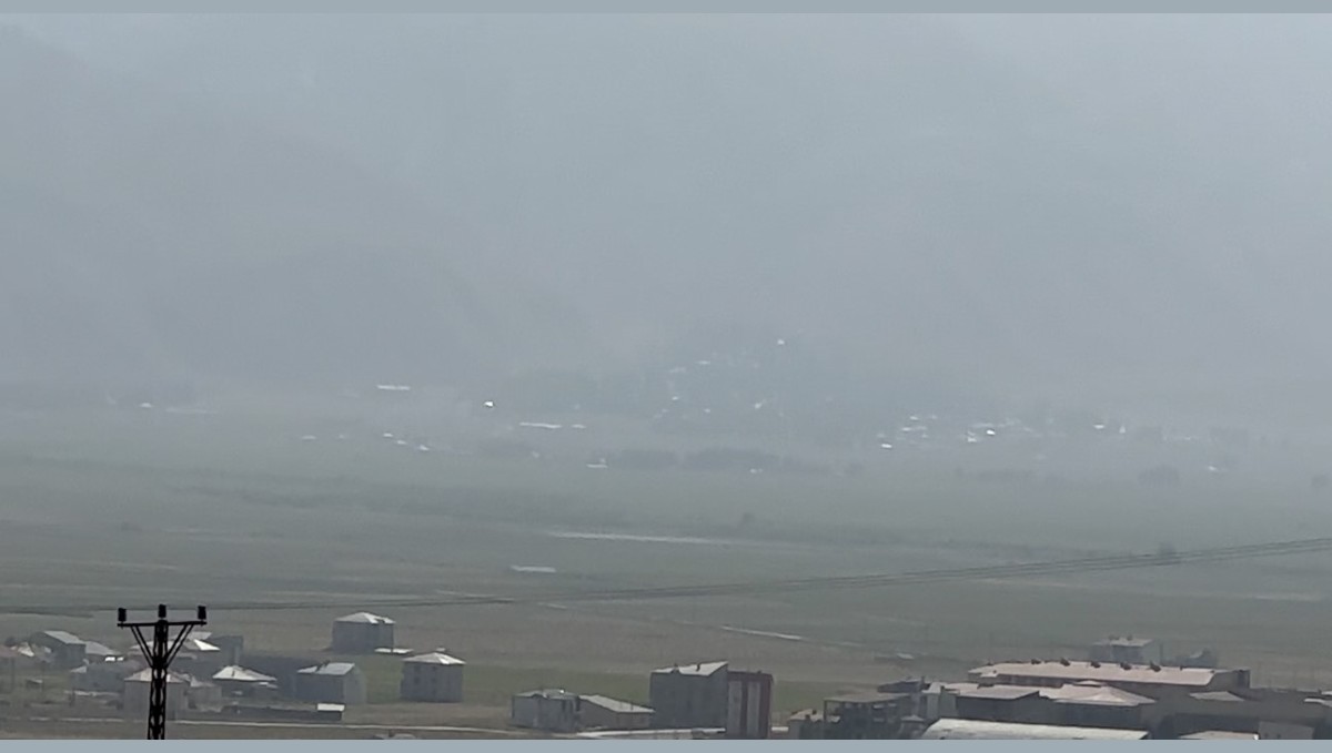 Çöl tozu Yüksekova'da etkili oldu