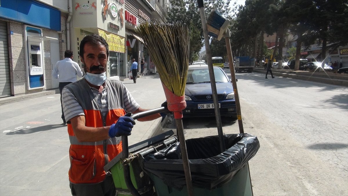 Çöp arabasını özenle temizleyen temizlik işçisi sosyal medyada ilgi odağı oldu