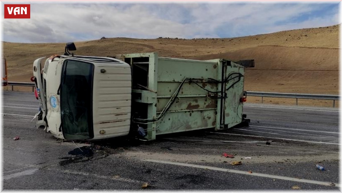 Çöp toplama aracı yan yattı: 1 yaralı