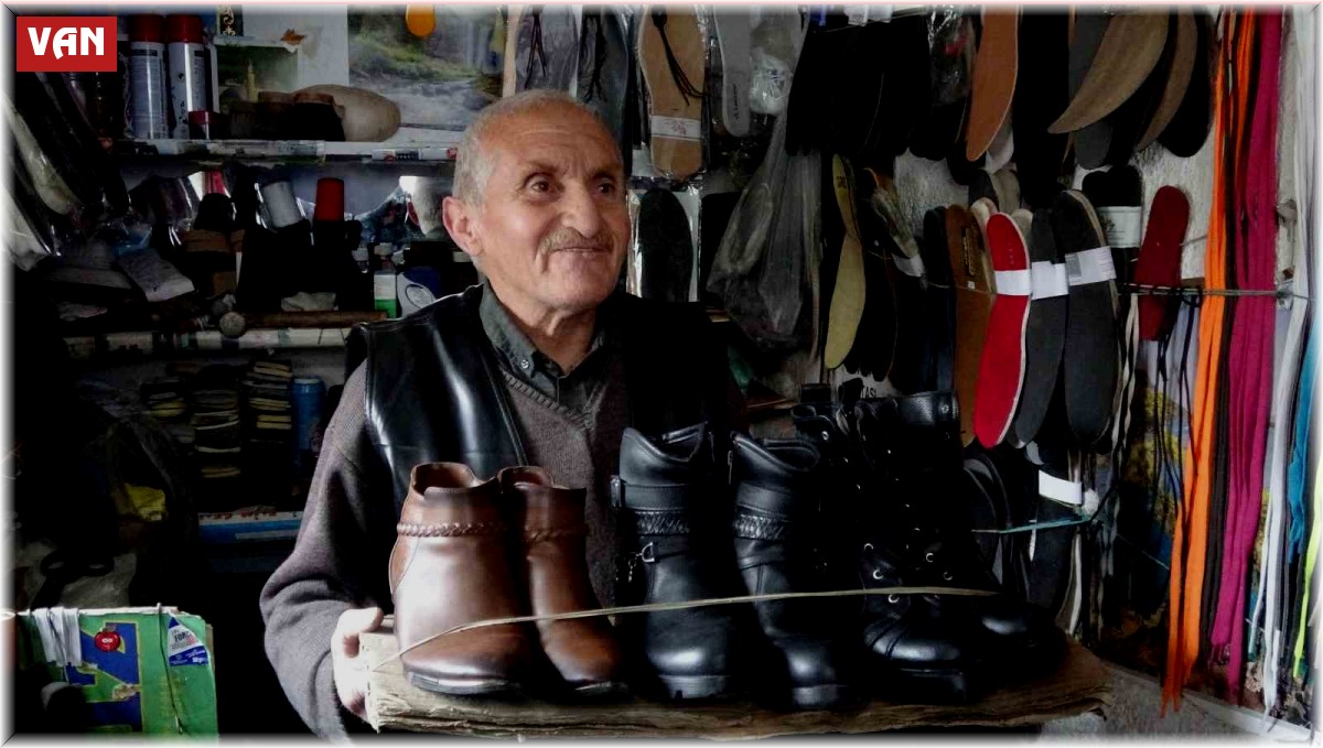 Çöpe atılan ayakkabıları tamir edip ihtiyaç sahiplerine veriyor