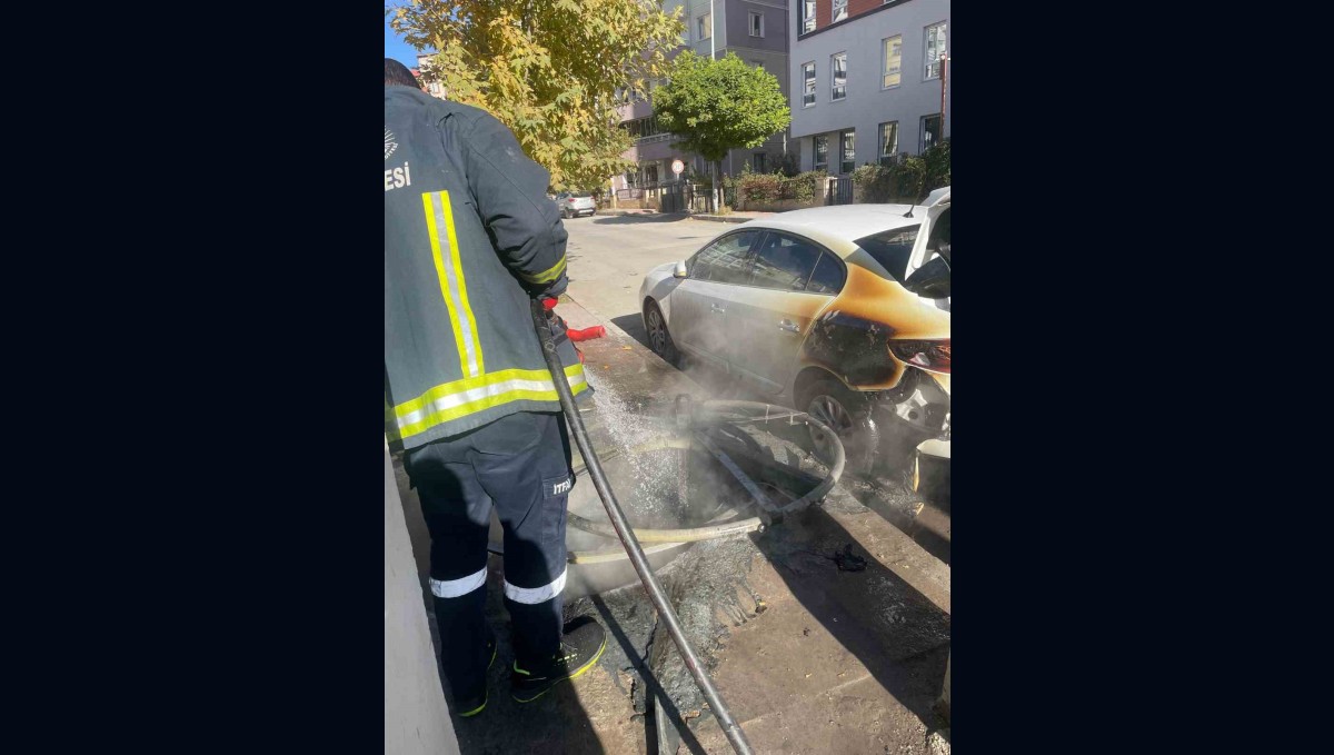 Çöpe atılan yanıcı madde otomobili yaktı