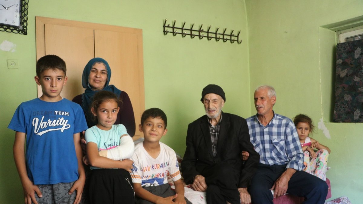 Covid-19'a yakalanmayan 110 yaşındaki Mahmut dede, günde 2 litre kola içiyor