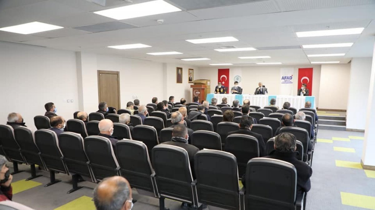 Covid-19 vaka artışının en çok yaşandığı 5 ilden bir olan Erzincan'da muhtarlar, din ve eğitim görevlileriyle toplantı yapıldı