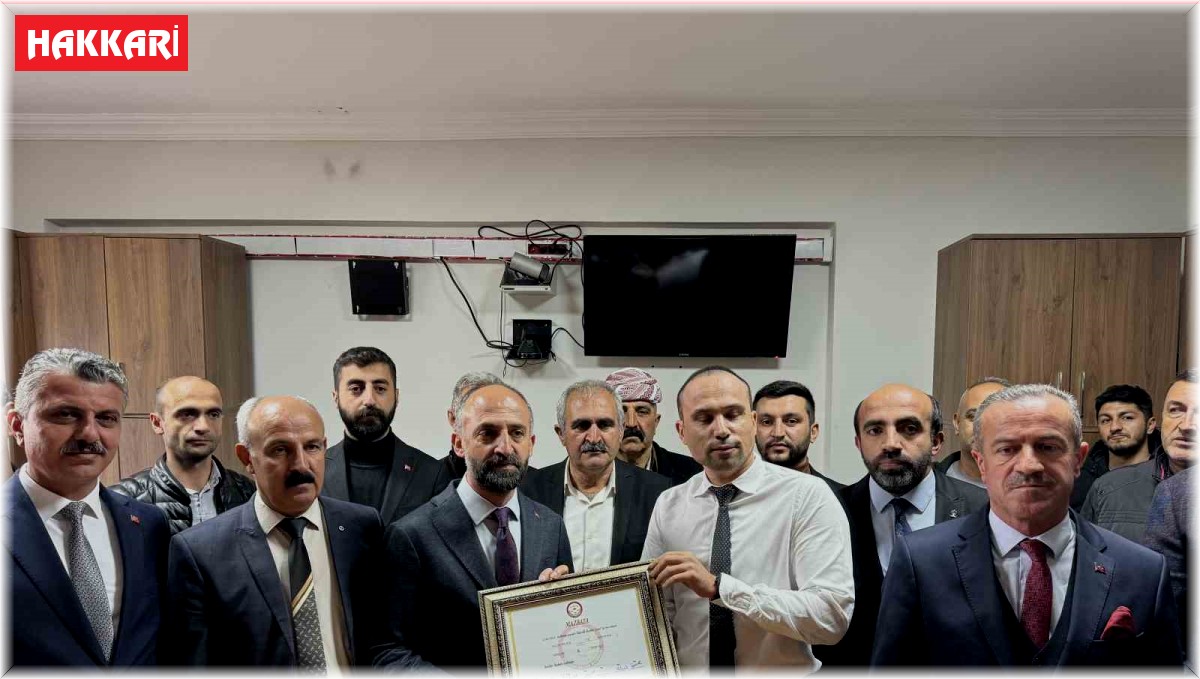 Çukurca Belediye Başkanı Nazmi Demir mazbatasını aldı