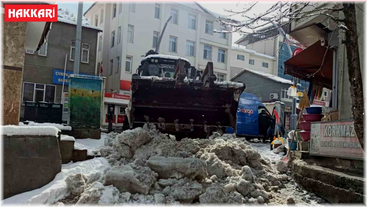 Çukurca Belediyesi'nden kar temizleme çalışması