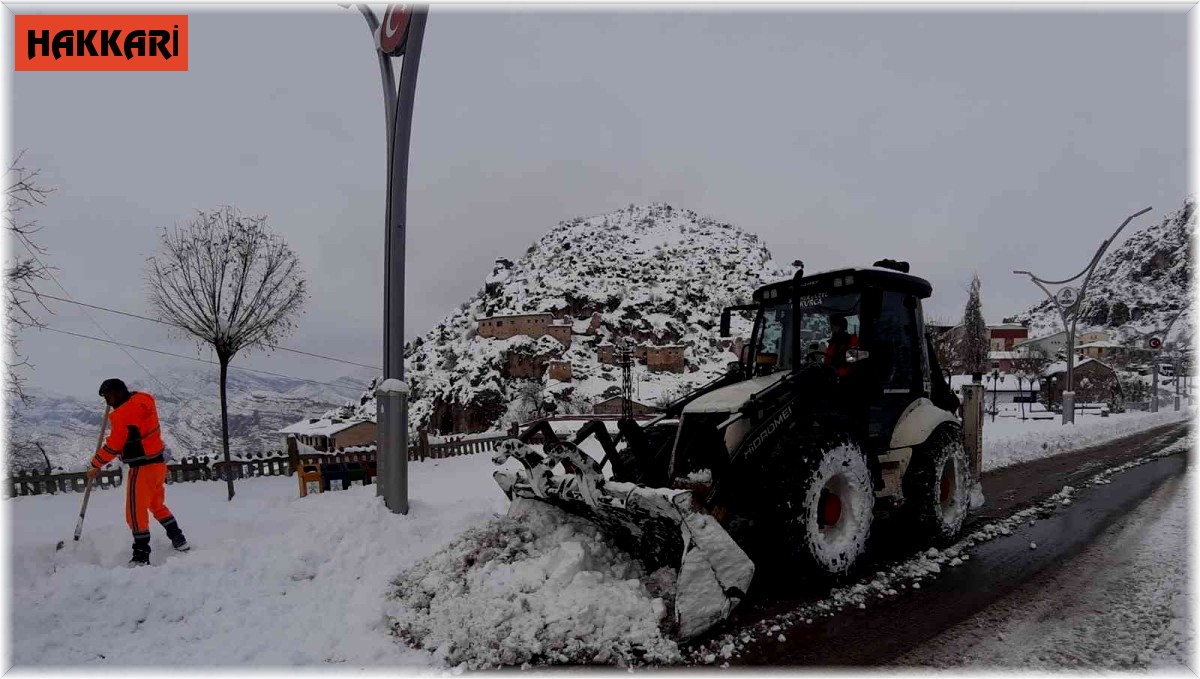 Çukurca Belediyesinden kar temizleme çalışması