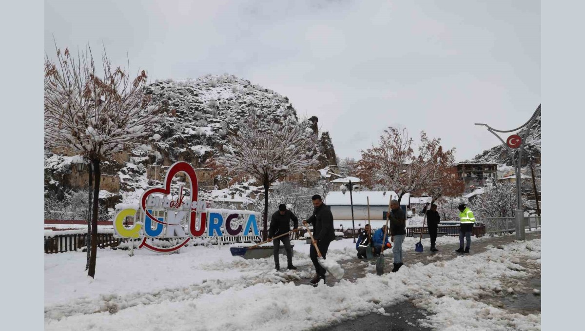 Çukurca Belediyesinden yol temizleme çalışması