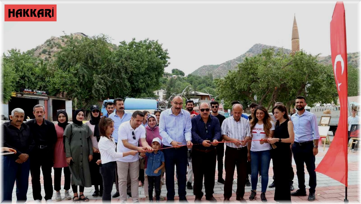 Çukurca Belediyesinin yaptırdığı 'Kent Meydanı' hizmete açıldı