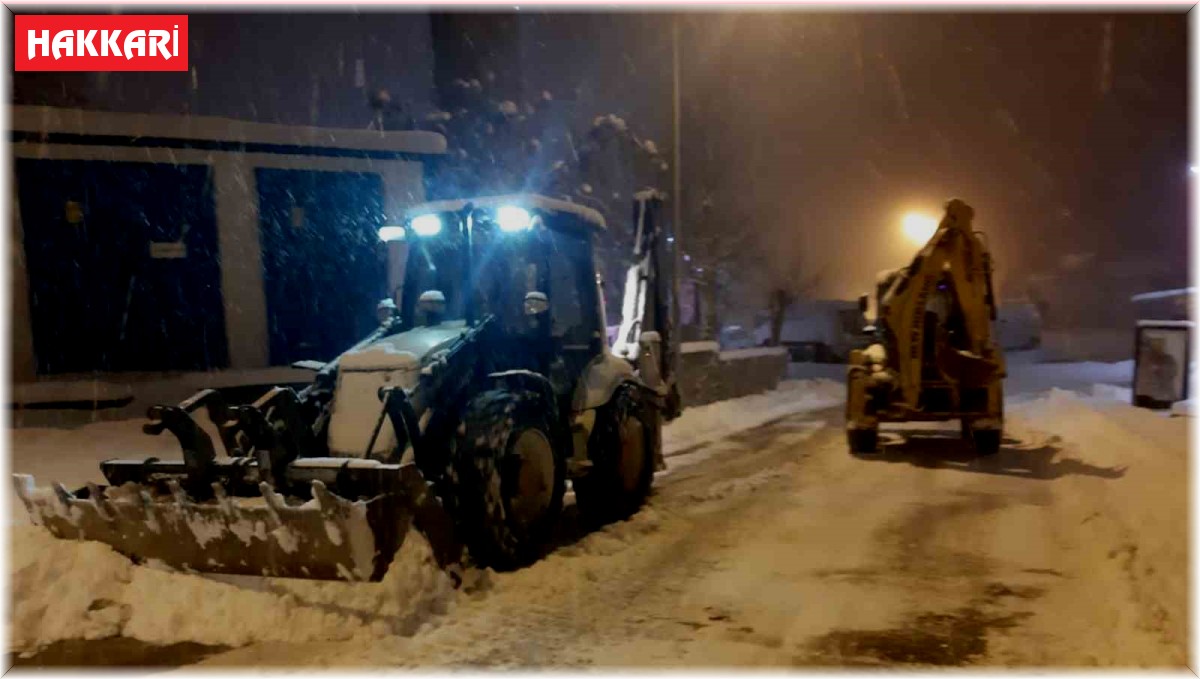 Çukurca'da kar küreme ve tuzlama çalışması