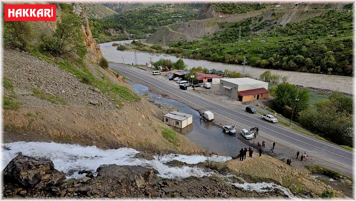 Çukurca'daki Beyaz Su Şelalesi ilgi odağı oldu