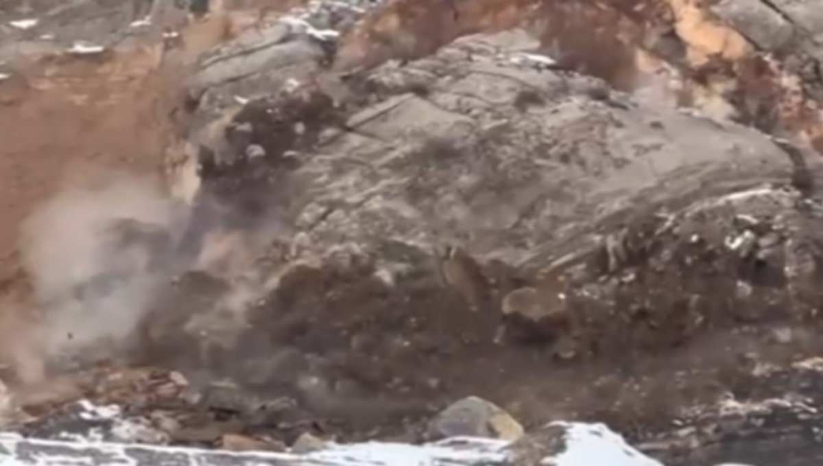 Çukurca kara yolunda kaya düşmesi kamerada