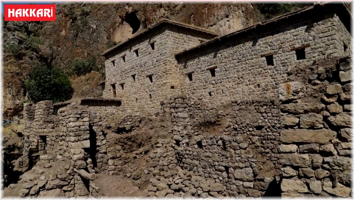 Çukurca'nın tarihi kale evleri restore ediliyor