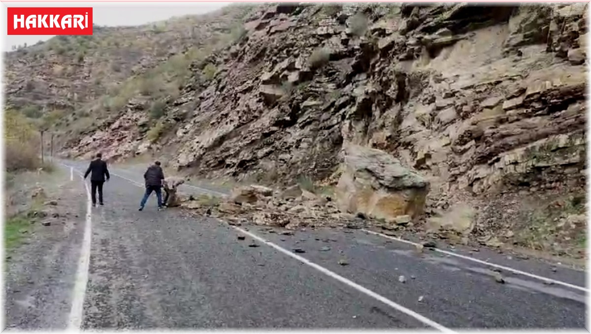 Çukurca- Şırnak Karayoluna düşen kaya parçaları sürücüleri korkuttu